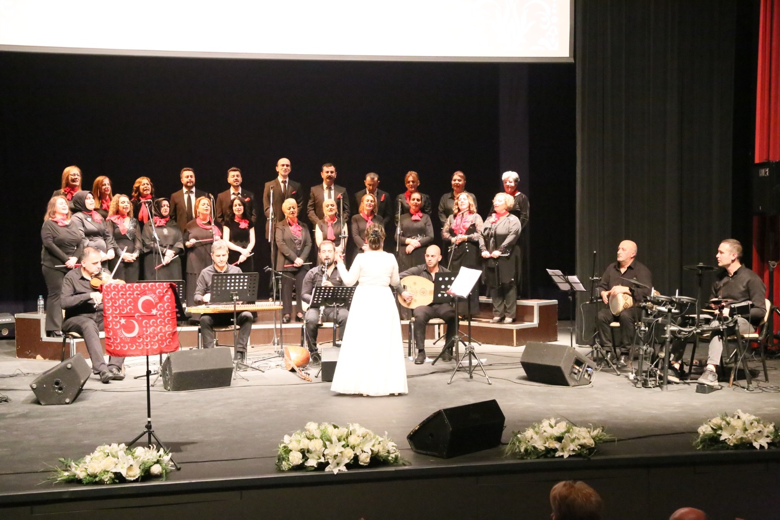 Rize'de Cumhuriyet'in kuruluşunun 102. yıldönümü dolayısıyla düzenlenen konserde coşkulu anlar