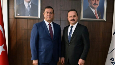 Anahtar Parti (A Parti) Şanlıurfa İl Başkanı Metin Baydar, kırmızı