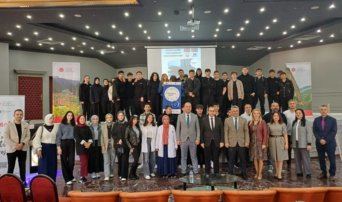 Erasmus Days 2025’te Gençler Dezenformasyona Karşı Bilgilendirildi Erasmus Days 2025 etkinlikleri kapsamında, Akçaabat Uygulama Otelinde lise öğrencilerine