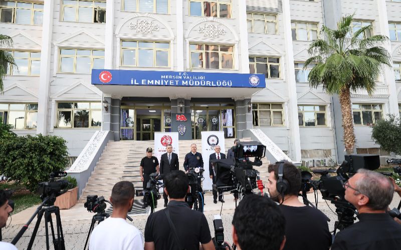 İçişleri Bakanı Ali Yerlikaya NARKOKAPAN-MERSİN Operasyonu İle İlgili Basın Açıklaması Yaptı İçişleri Bakanı Ali Yerlikaya, Mersin merkezli 10 ilde gerçekleştirilen Narkokapan-Mersin