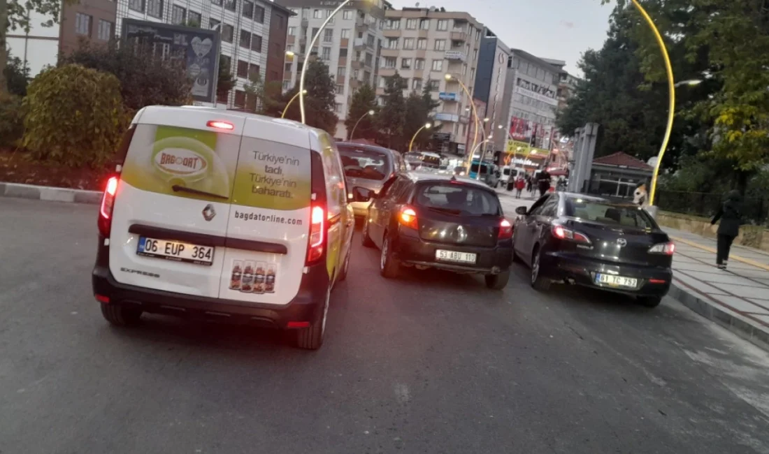 Rize’de Trafik Uyarısı: “Geç Kalmadan Neşter Vur Başkan Rize’de vatandaşlar, şehir içi ulaşım projelerinde yapılan bazı düzenlemelerin ileride