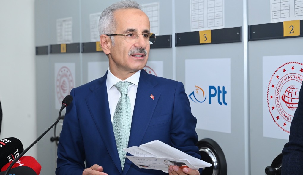 Ulaştırma ve Altyapı Bakanı Abdulkadir Uraloğlu, PTT gönderi dağıtımında kullanılan