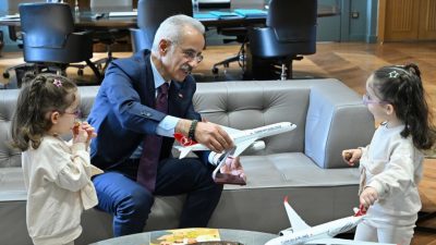 Ulaştırma ve Altyapı Bakanı Abdulkadir Uraloğlu, babalarıyla birlikte uçak inişlerini