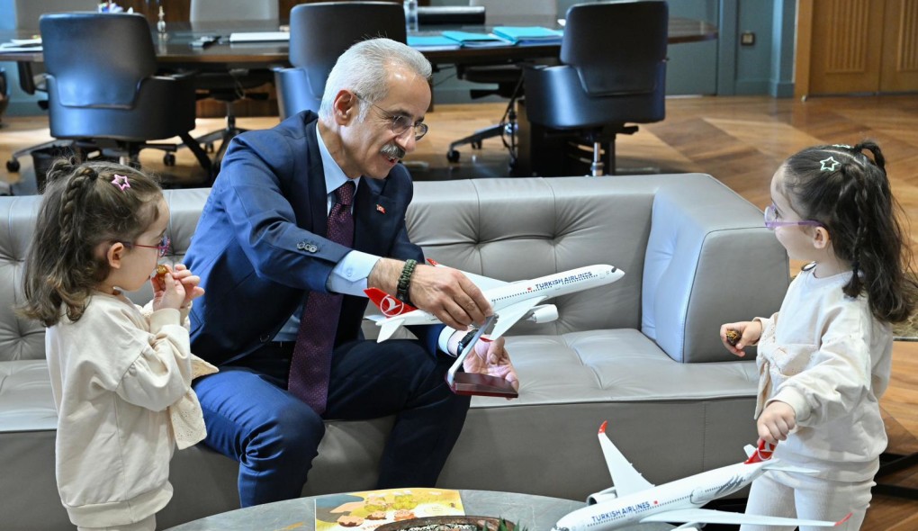 Ulaştırma ve Altyapı Bakanı Abdulkadir Uraloğlu, babalarıyla birlikte uçak inişlerini