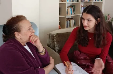 Trabzon'da Akçaabat Fen Lisesi öğrencileri, Köşk Huzurevi'nde yaşlılara teknoloji ve