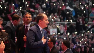 Yeniden Refah Partisi Genel Başkanı Fatih Erbakan, Ankara'daki kongrede mevcut