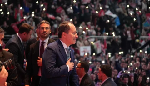 Yeniden Refah Partisi Genel Başkanı Fatih Erbakan, Ankara'daki kongrede mevcut