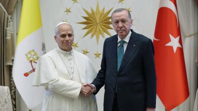 ADNAN ONAY   Türkiye’yi ziyaret eden Papa 14. Lui’ye resmi