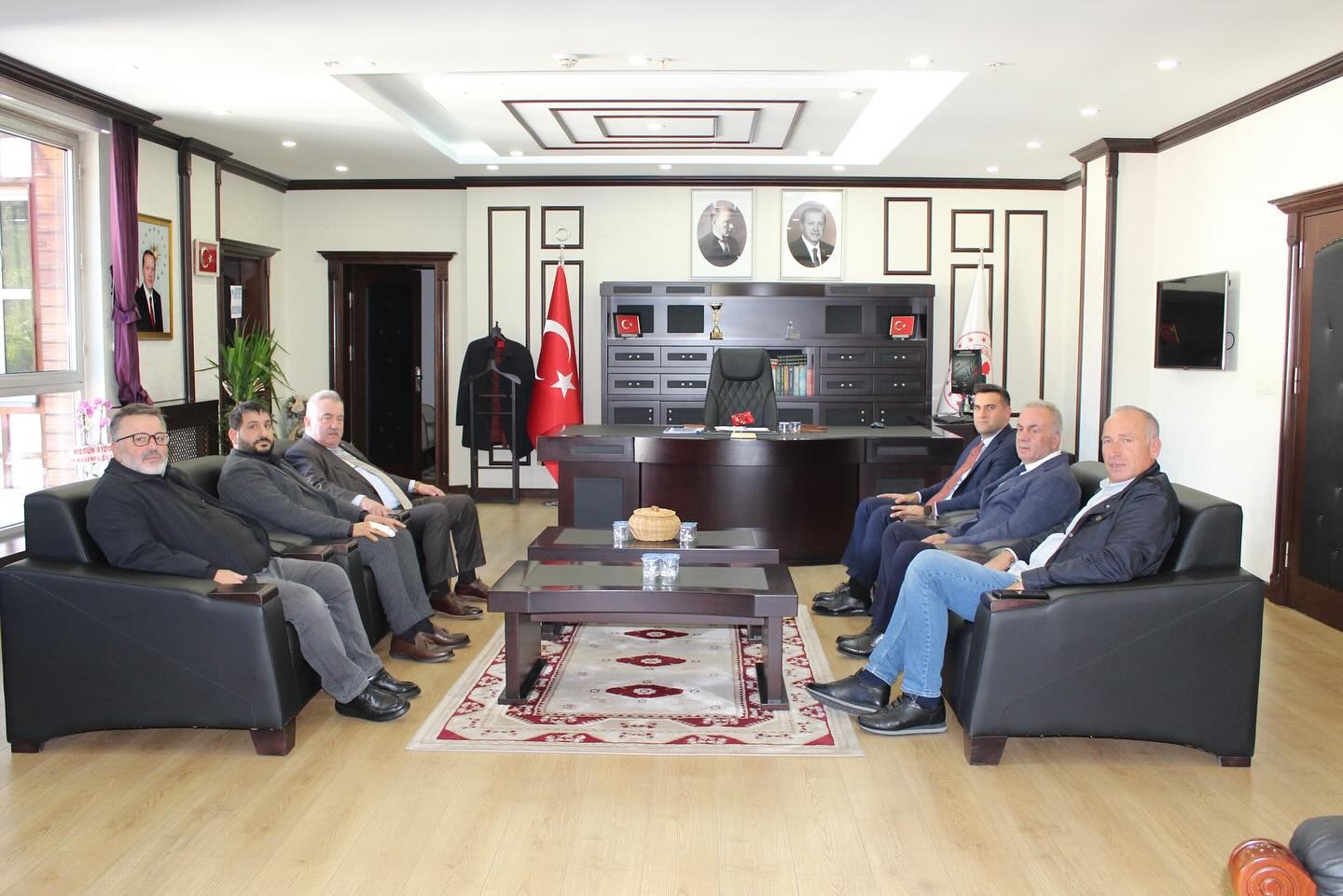 AKP Rize İl Başkanı Yılmaz Katmer ve beraberindeki partililer göreve