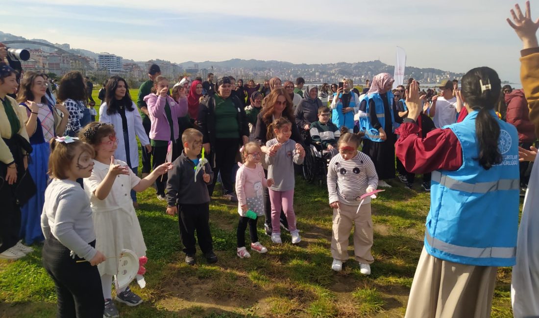 Rize'de düzenlenen "Engelsiz Uç, Uçurtma Şenliği" nde gökyüzü, özel çocukların