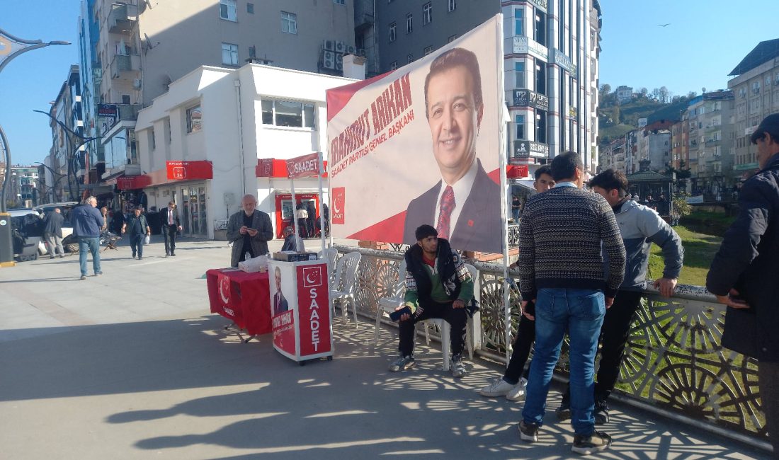 Saadet Partisi Ardeşen İlçe Başkanlığı, şehir meydanında kurduğu üye standıyla