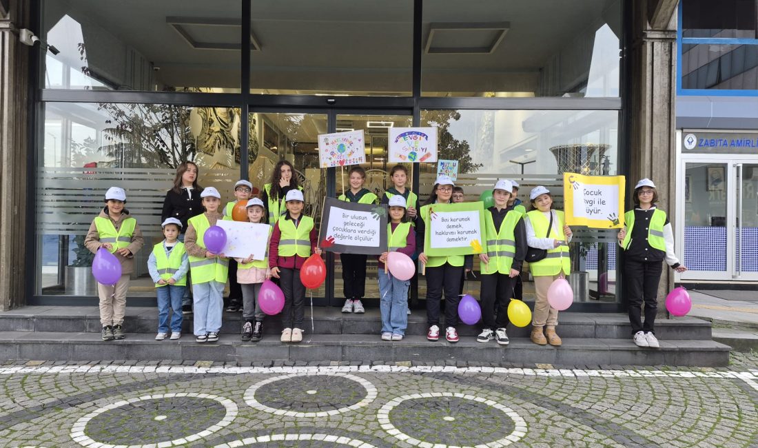 Dünya Çocuk Hakları Günü dolayısıyla şehir merkezinde toplanan Rizeli çocuklardan