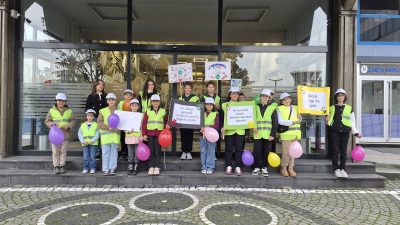 Dünya Çocuk Hakları Günü dolayısıyla şehir merkezinde toplanan Rizeli çocuklardan