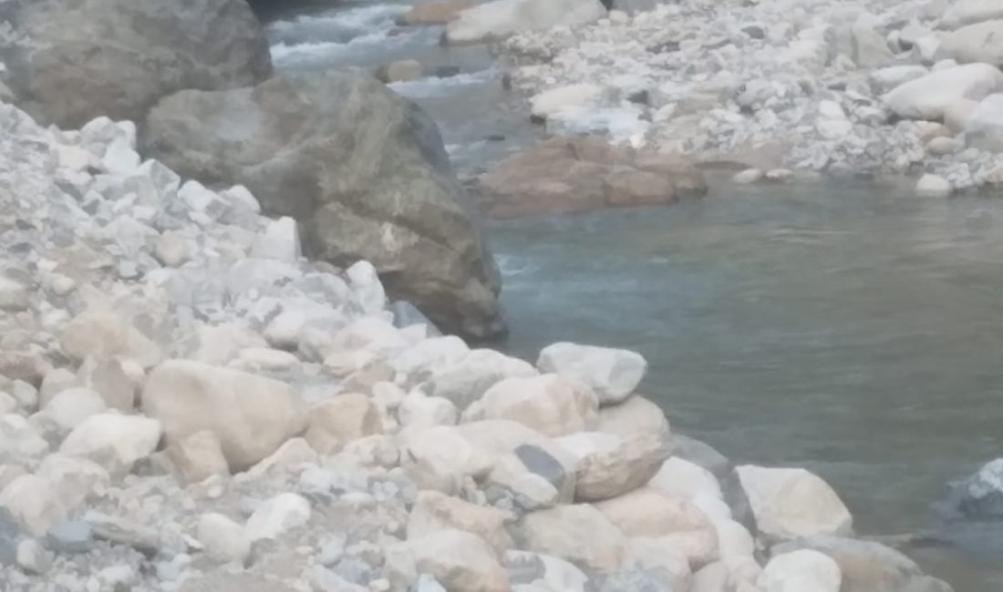 Dere yatağında yapılan tahribatlar çevreye zarar veriyor. Son yıllarda İkizdere