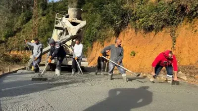 Rize'nin Fındıklı ilçesinde, belediye ekipleri ulaşım altyapısını güçlendirmek amacıyla yol