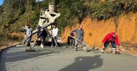 Rize'nin Fındıklı ilçesinde, belediye ekipleri ulaşım altyapısını güçlendirmek amacıyla yol