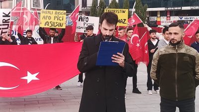 Rize’de bir grup milliyetçi genç, Cumhuriyet Meydanı’nda toplanarak terör örgütü
