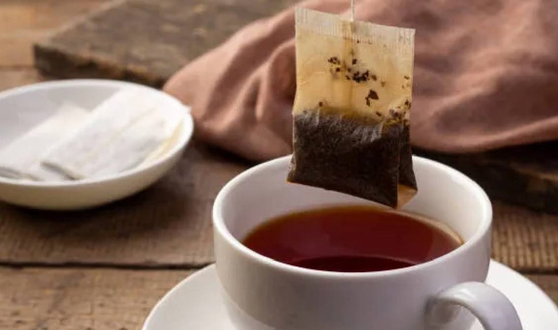 Bazı çay poşetlerinin sıcak suya bırakıldığında mikroplastik saldığı tespit edilince,