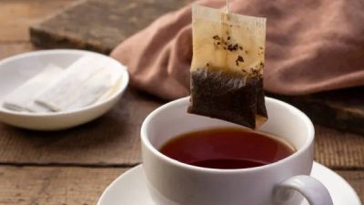 Bazı çay poşetlerinin sıcak suya bırakıldığında mikroplastik saldığı tespit edilince,