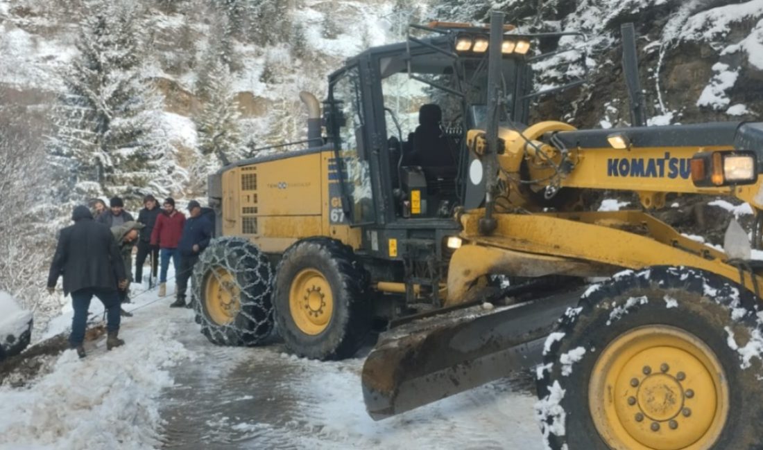 Trabzon Büyükşehir Belediyesi ekipleri, şehrin yüksek kesimlerinde etkili olan kar