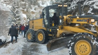 Trabzon Büyükşehir Belediyesi ekipleri, şehrin yüksek kesimlerinde etkili olan kar