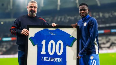 Yeşil-mavi forma altında 100 resmi maça çıkarak kulüp tarihine adını