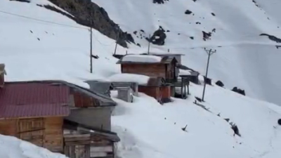 Rize’nin Çamlıhemşin ilçesinde etkisini giderek artıran kar yağışıyla birlikte kış