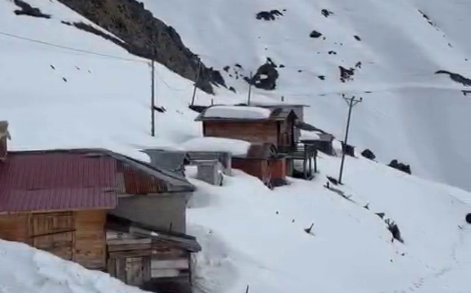 Rize’nin Çamlıhemşin ilçesinde etkisini giderek artıran kar yağışıyla birlikte kış