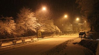 Rize’nin Çamlıhemşin ilçesinde etkisini artırarak sürdüren yoğun kar yağışı ve