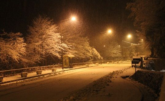 Rize’nin Çamlıhemşin ilçesinde etkisini artırarak sürdüren yoğun kar yağışı ve