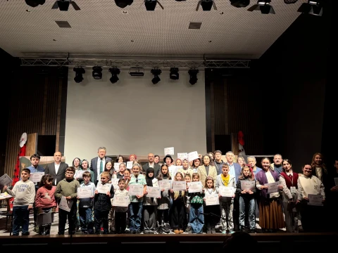 Güneysu'da, Aheng-i İslam Derneği tarafından düzenlenen tiyatro etkinliği, aile yapısı