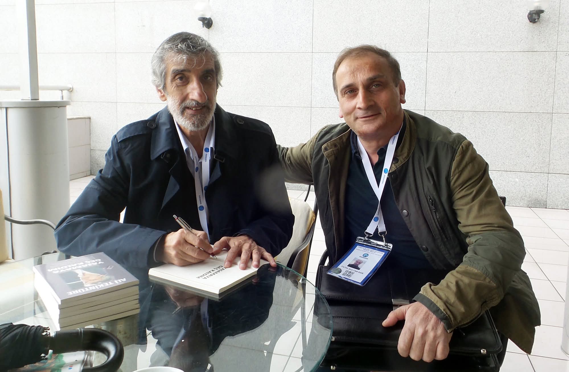 Arabesk sevende sevmeyende Ali Tekintüre‘nin şarkılarını biliyor. O arabesk niyetiyle