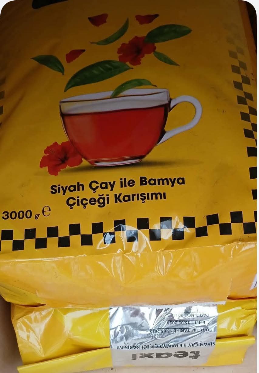 ADNAN ONAY &nbsp; Çay çöplerine boya katarak, Rize çayı diye