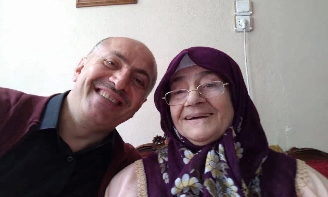 Çayeli Belediye Başkanı İsmail Hakkı Çiftçi, hakkın rahmetine kavuşan annesi