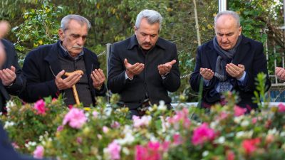 Rizeli  şehid Uğur Korkmaz, şehadetinin sene-i devriyesinde kabri başında Kur’an-ı