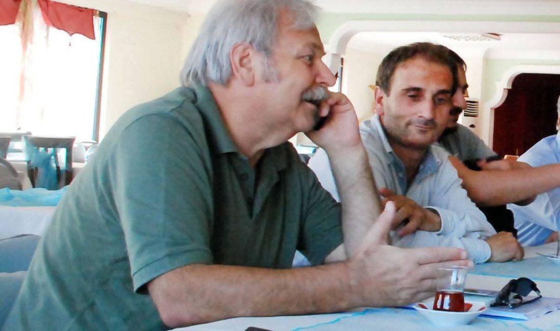 Kamil Sönmez, 1947 yılında Ordu’nun Perşembe ilçesinde doğmuştur. İlköğretimini Giresun’da