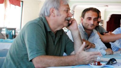 Kamil Sönmez, 1947 yılında Ordu’nun Perşembe ilçesinde doğmuştur. İlköğretimini Giresun’da