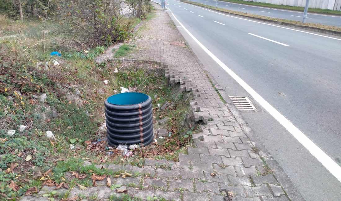 GÜNEY ÇEVRE YOLUNUN KAVAKLI MAHALLESİNDE YAYA YOLUNDAKİ ÇİRKİN MANZARA