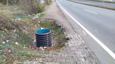 GÜNEY ÇEVRE YOLUNUN KAVAKLI MAHALLESİNDE YAYA YOLUNDAKİ ÇİRKİN MANZARA
