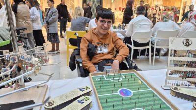 Engelli öğretmenini örnek aldı, yürüyemez derken yürüdü, başaramaz derken başardı.