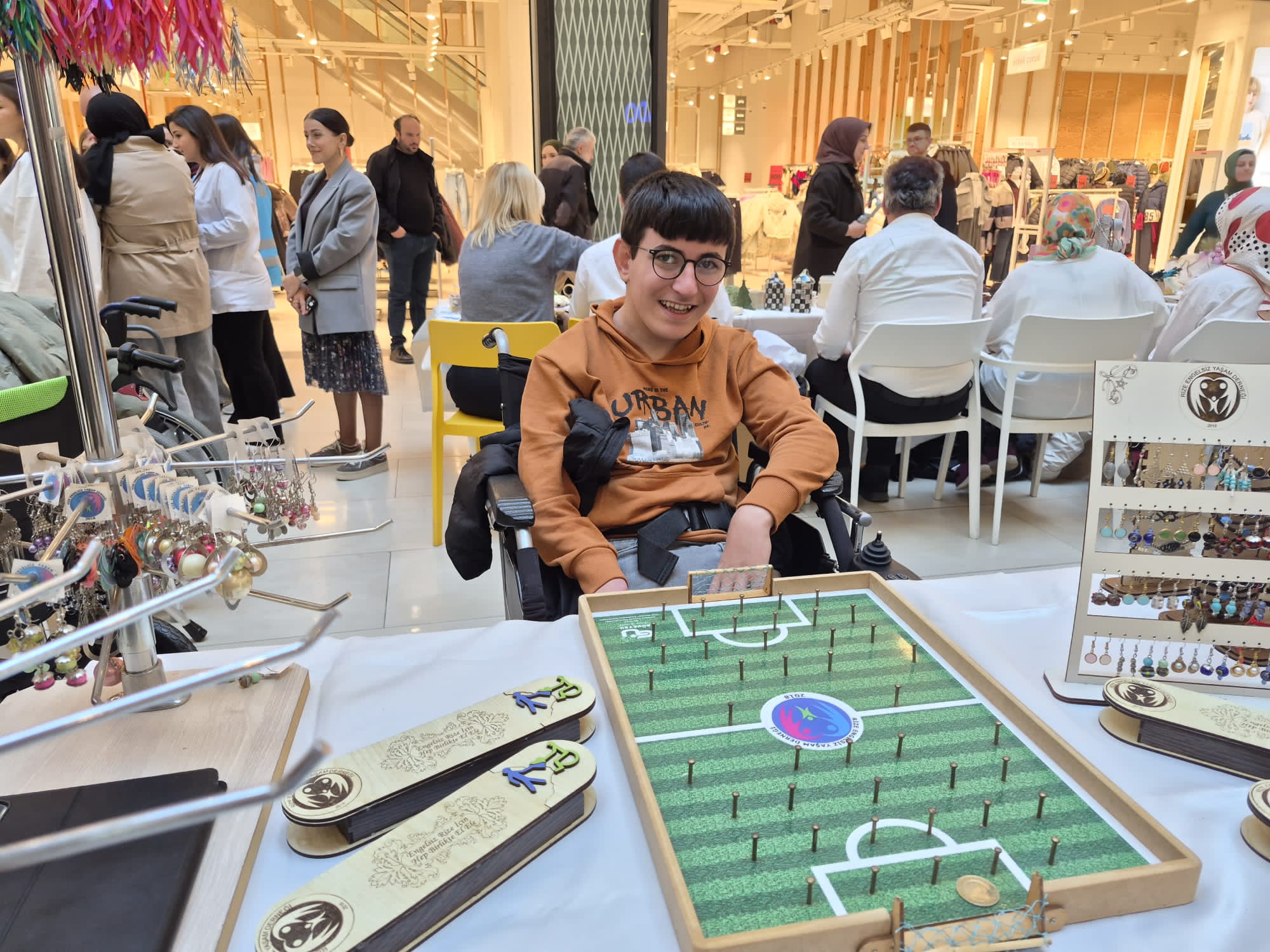 Engelli öğretmenini örnek aldı, yürüyemez derken yürüdü, başaramaz derken başardı.