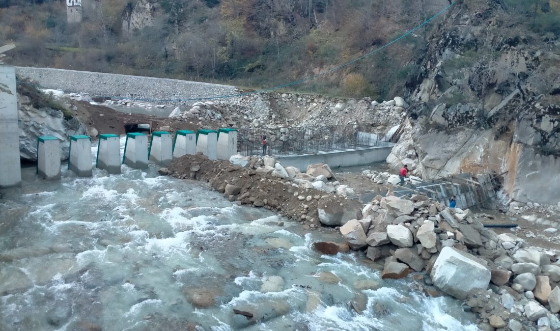 İKİZDERE’DE DSİ TARAFINDAN DERE TAŞKIN VE RÜSUBAT KONTROL SEDDİ YAPILIYOR