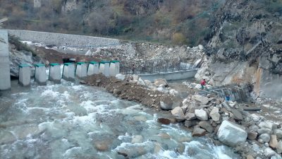 İKİZDERE’DE DSİ TARAFINDAN DERE TAŞKIN VE RÜSUBAT KONTROL SEDDİ YAPILIYOR