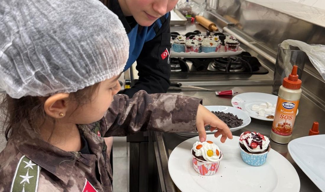 Rize'de düzenlenen "Minik Ellerle Tatlı Dokunuşlar" etkinliğinde çocukların hazırladığı pastalar