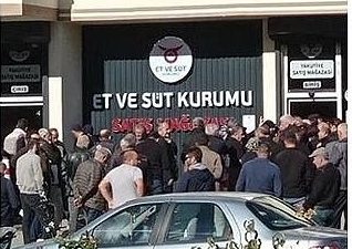 Kısıtlı ekonomik imkanlara sahip insanlar Et ve Süt Satış Mağazasında