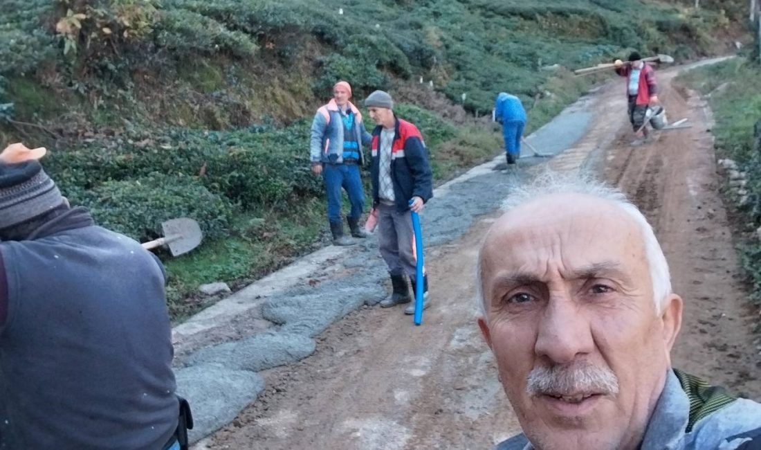 İkizdere Güneyce köyünde bozulan yollarını onaran köylülere Muhtar Yücel Yavuz’a