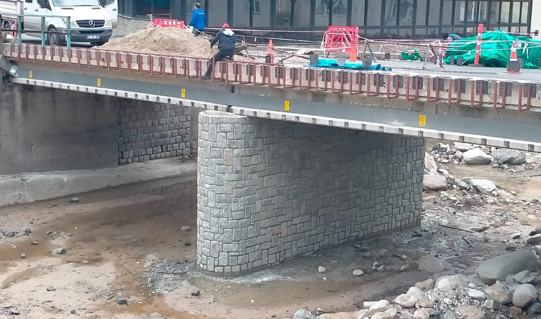 İKİZDERE-ilçe merkezinde Çarşı Mahallesi'nde bulunan Cumhuriyet Caddesi ile Ali Biberoğlu