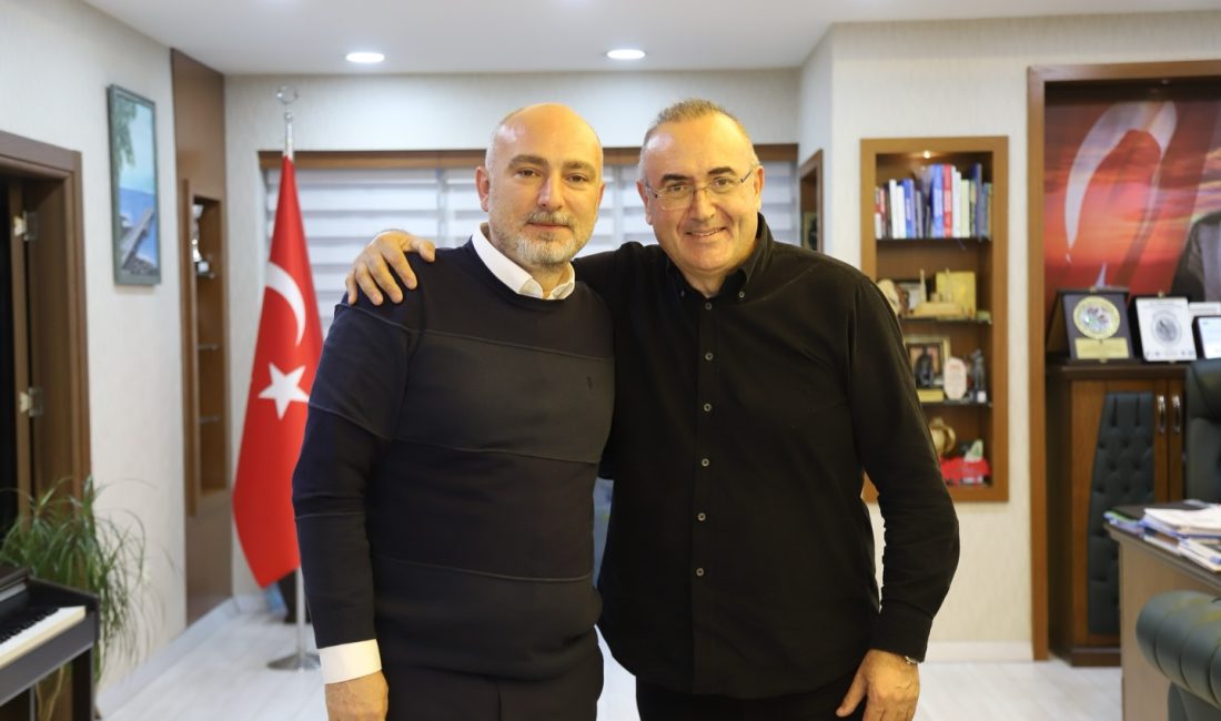 Şair ve yazar Sunay Akın Hopa Belediyesini ziyaret etti.