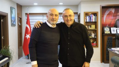Şair ve yazar Sunay Akın Hopa Belediyesini ziyaret etti.