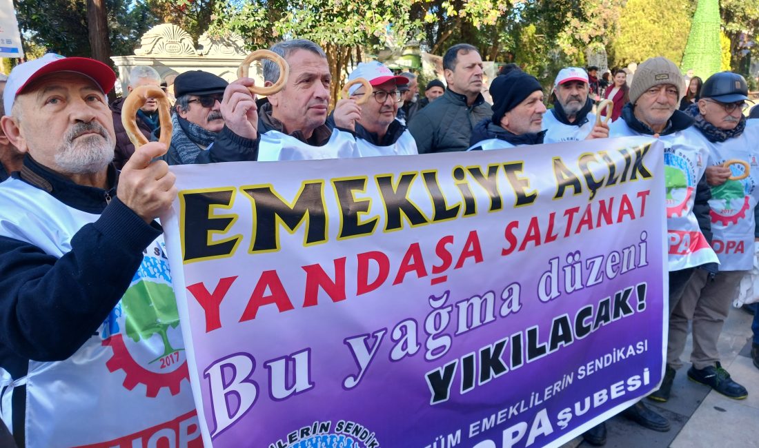 Tüm Emeklilerin Sendikası Hopa Şubesi, emeklilerin yoksulluk koşullarını protesto ederek